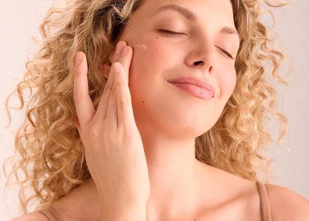 Model applying face tanner